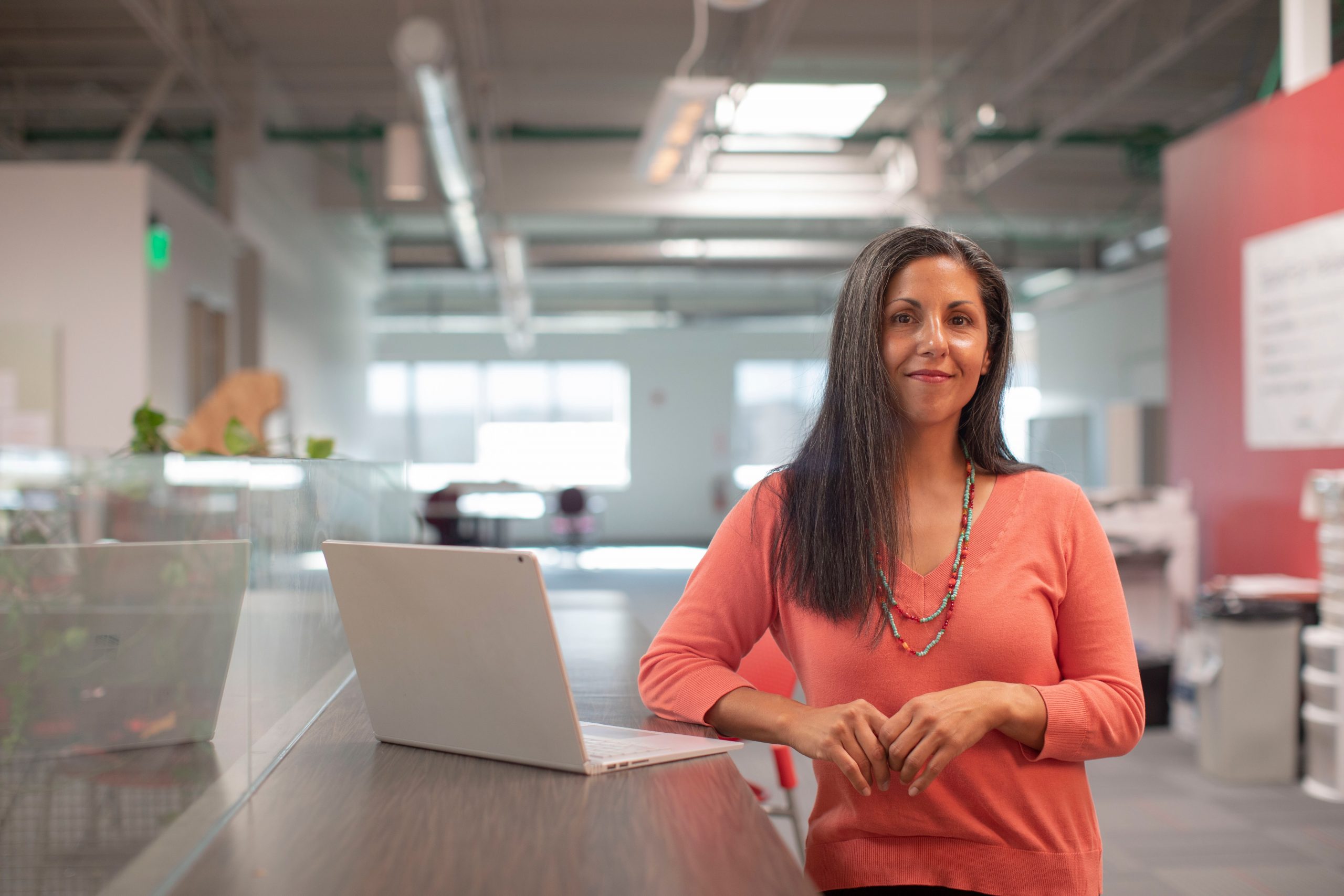 Mulher interessada em saber Como criar uma conta no Google Ads
