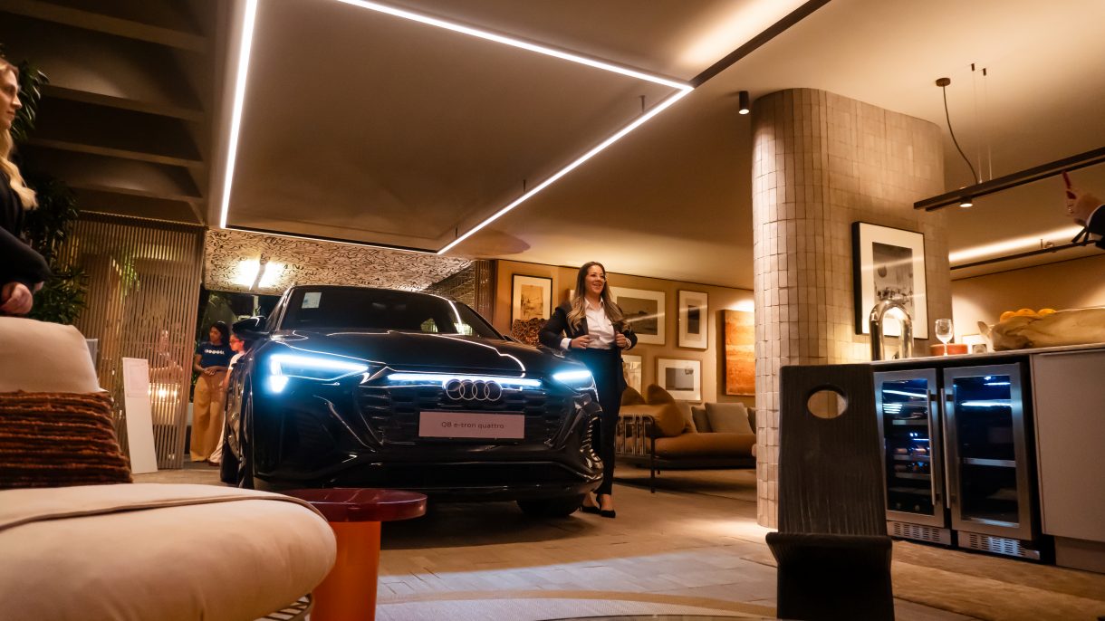 Audi Q8 e-tron exposto no Clubinho, um dos ambientes da CASACOR Ribeirão Preto 2023